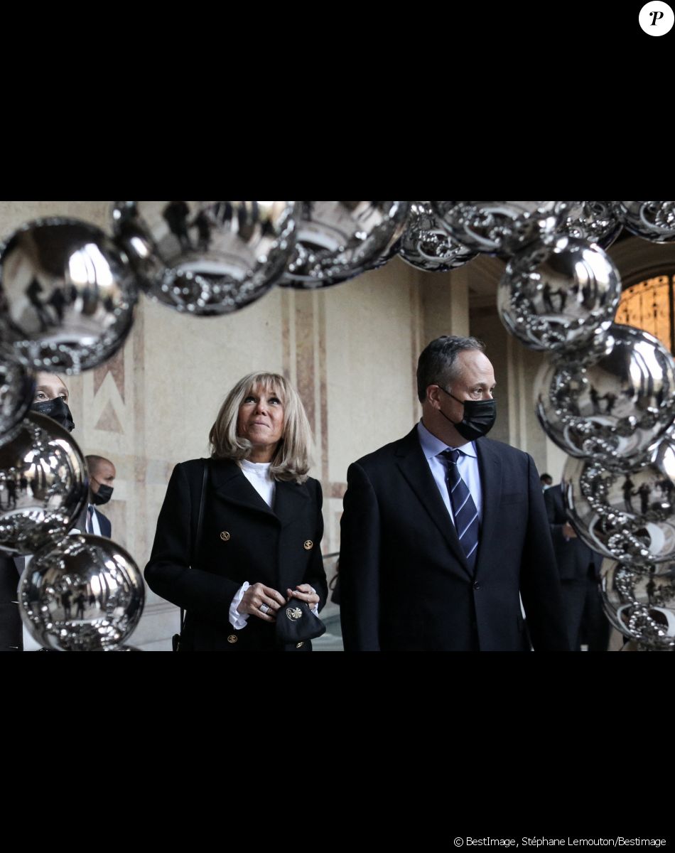 La Première Dame, Brigitte Macron et le deuxième gentilhomme des États-Unis, Douglas Emhoff (mari de de K.Harris, la 49ème vice-présidente des États-Unis) visitent l'exposition temporaire "Le Théorème de Narcisse" de J.M.Othoniel au Petit Palais à Paris, France, le 12 novembre 2021. © Stéphane Lemouton/Bestimage