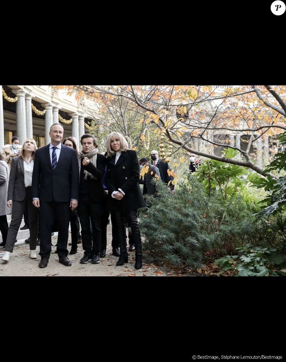 La Première Dame, Brigitte Macron et le deuxième gentilhomme des États-Unis, Douglas Emhoff (mari de de K.Harris, la 49ème vice-présidente des États-Unis) visitent l'exposition temporaire "Le Théorème de Narcisse" de Jean-Michel Othoniel au Petit Palais à Paris, France, le 12 novembre 2021. © Stéphane Lemouton/Bestimage