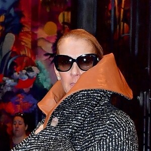 Céline Dion porte un manteau surdimensionné JW Anderson à New York City, New York, Etats-Unis, le 6 mars 2020.
