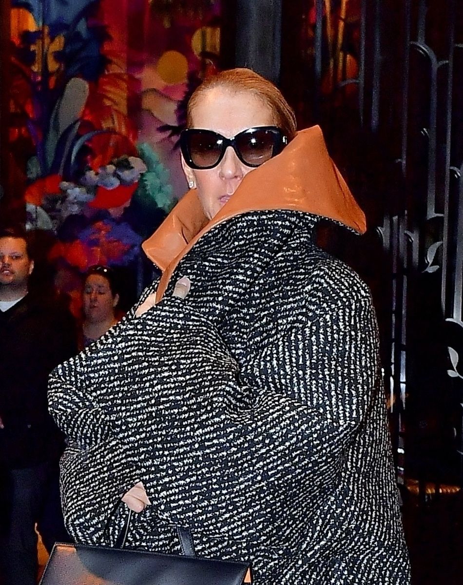 Céline Dion porte un manteau surdimensionné JW Anderson à New York City, New York, Etats-Unis, le 6 mars 2020.