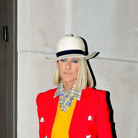 Céline Dion porte un ensemble coloré et un chapeau blanc à la sortie du Barclays Center à New York le 28 février 2020.