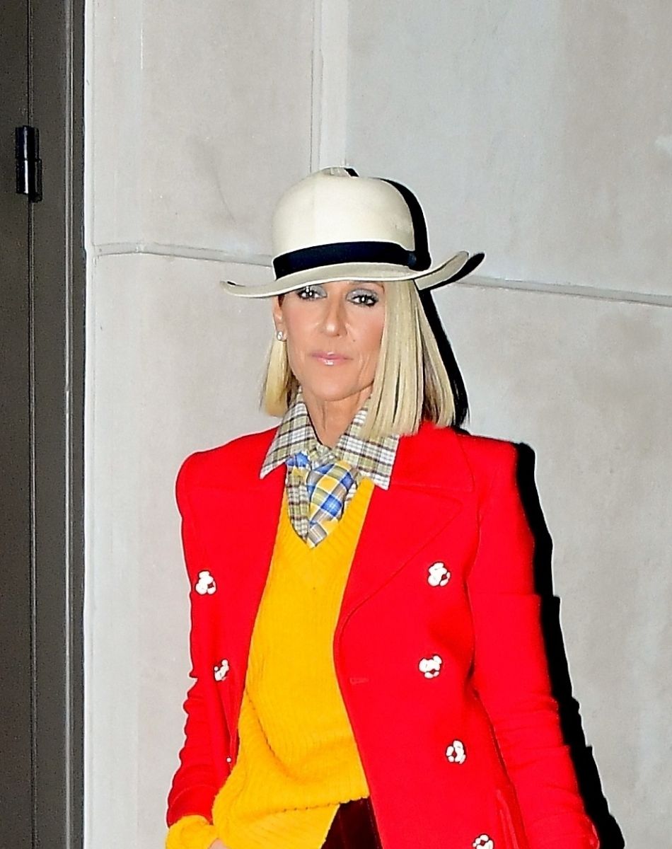 Céline Dion porte un ensemble coloré et un chapeau blanc à la sortie du Barclays Center à New York le 28 février 2020.