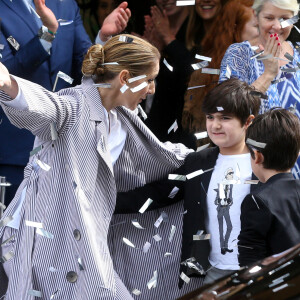 Céline Dion et ses jumeaux, Eddy et Nelson, ont reçu une pluie de confettis avant de monter dans leur voiture à la sortie de l'hôtel Royal Monceau, à Paris, France, le 10 août 2017.