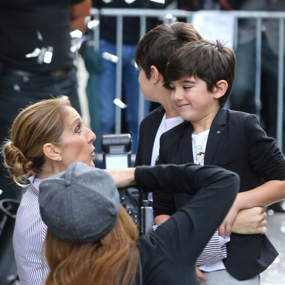Céline Dion et ses jumeaux, Eddy et Nelson, ont reçu une pluie de confettis avant de monter dans leur voiture à la sortie de l'hôtel Royal Monceau, à Paris, France, le 10 août 2017.