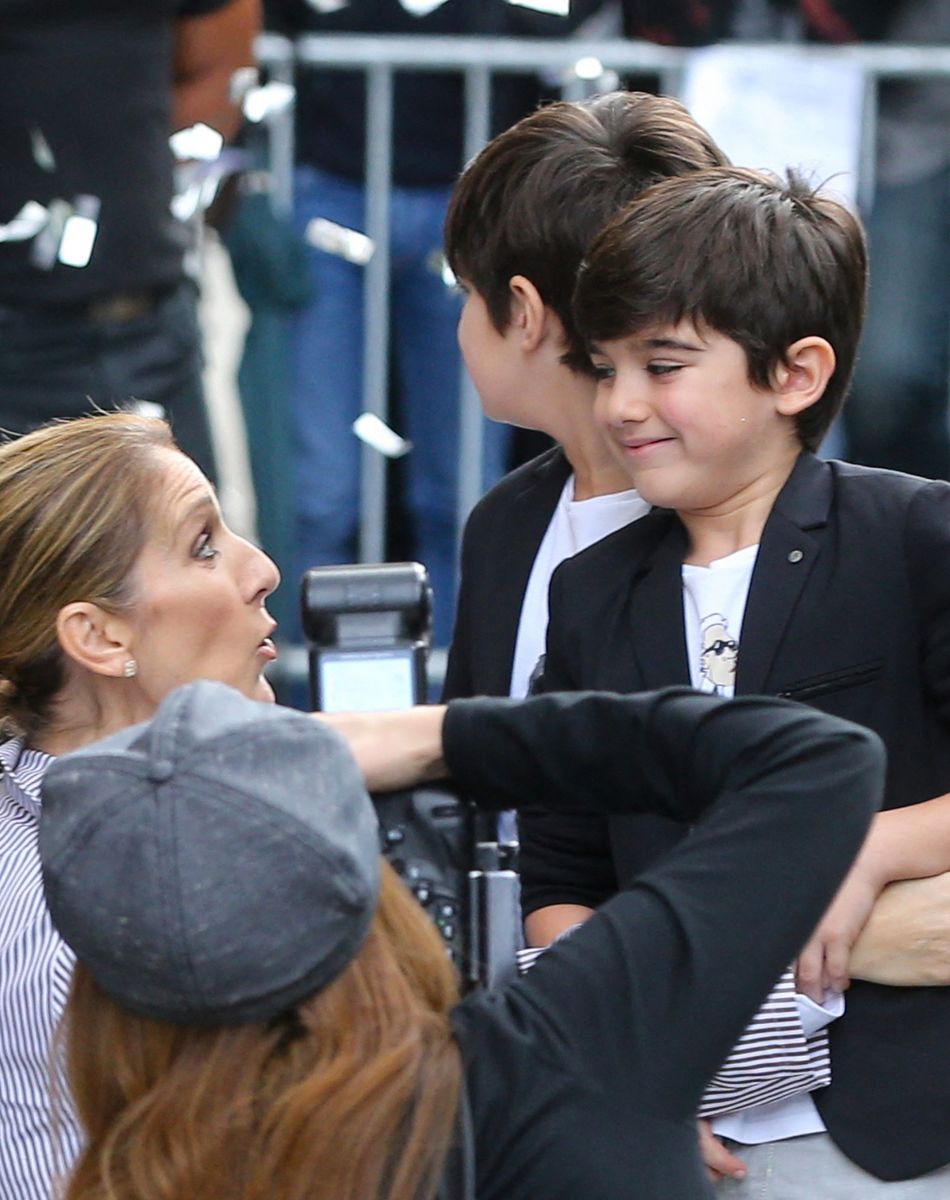 Céline Dion et ses jumeaux, Eddy et Nelson, ont reçu une pluie de confettis avant de monter dans leur voiture à la sortie de l'hôtel Royal Monceau, à Paris, France, le 10 août 2017.