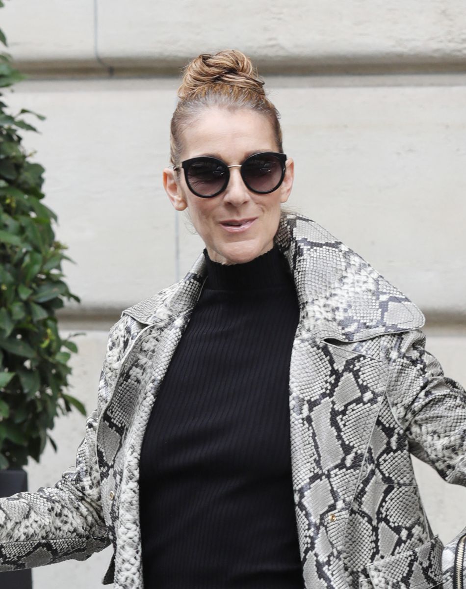 Céline Dion, surprise par l'accueil des photographes, quitte son hôtel, le "Royal Monceau", à Paris, pour se rendre à son concert à Birmingham. Le 27 juillet 2017