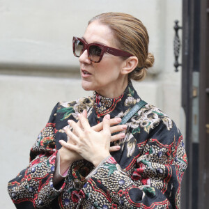 Céline Dion quitte son hôtel le Royal Monceau à Paris pour se rendre à Berlin en Allemagne ou elle donnera un concert au Mercedes-Benz Arena.