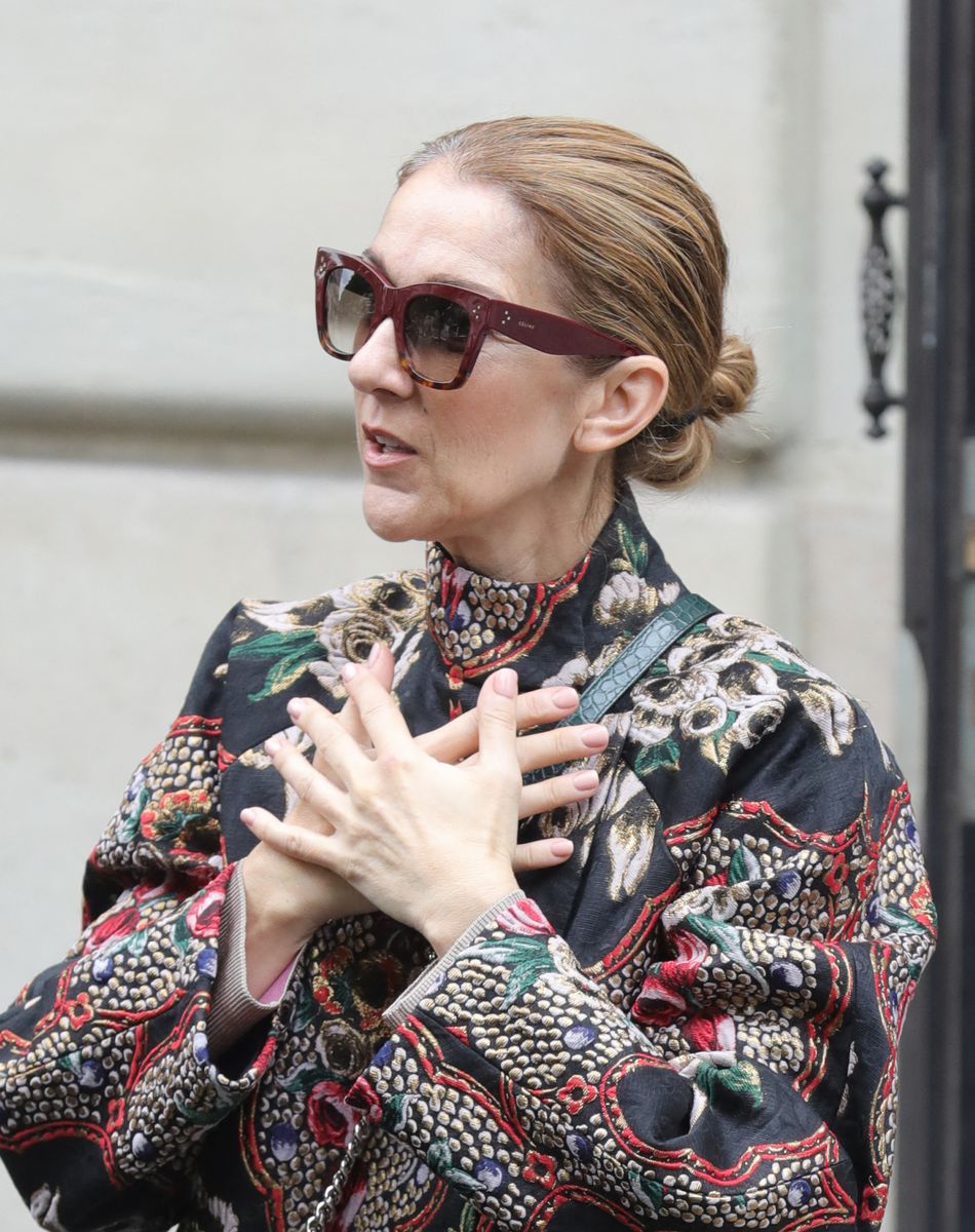 Céline Dion quitte son hôtel le Royal Monceau à Paris pour se rendre à Berlin en Allemagne ou elle donnera un concert au Mercedes-Benz Arena.