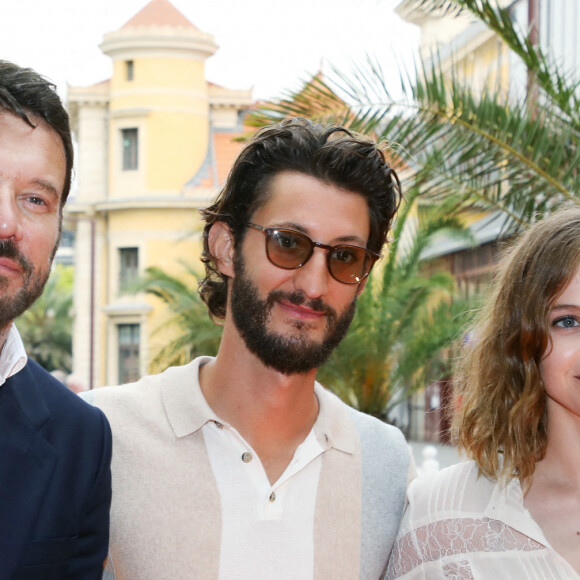 Samuel Le Bihan, Pierre Niney et Lou de Laâge à la première du film "Boite Noire" dans le cadre du Festival CINEROMAN au cinéma Pathé Gare du Sud à Nice, France, le 19 juin 2021. © Denis Guignebourg/Bestimage 