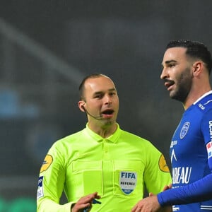 Jerome Brisard et Adil Rami lors du match de football Ligue 1 Uber Eats opposant l'Espérance sportive Troyes Aube Champagne (ESTAC) à l'Olympique lyonnais (OL) au stade de l'Aube à Troyes, France, le 16 janvier 2021. Lyon a gagné 1-0. © Mao/Panoramic/Bestimage