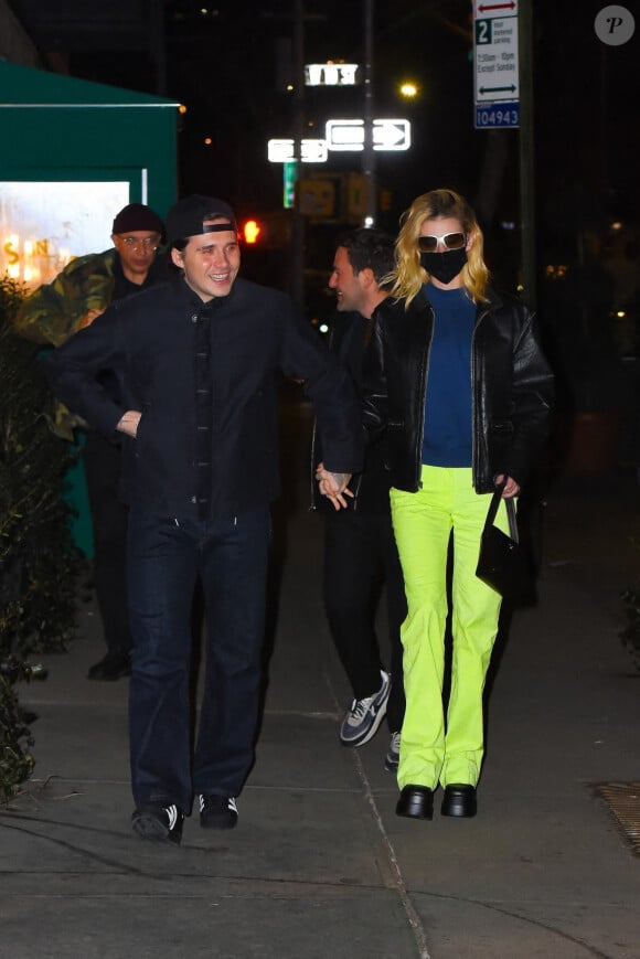 Brooklyn Beckham et sa fiancée Nicola Peltz vont dîner au restaurant "Saint Theo" à New York, le 16 janvier 2022. 