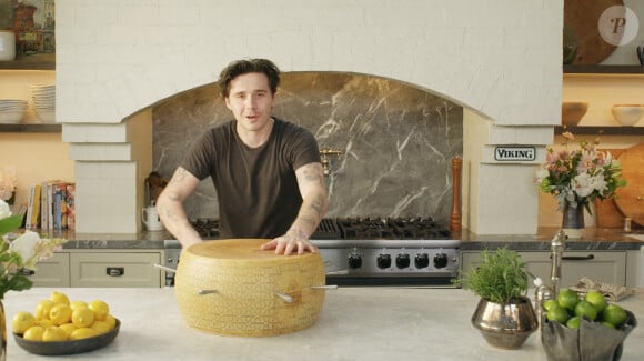 Brooklyn Beckham dévoile ses talents culinaires à sa fiancé Nicola Peltz