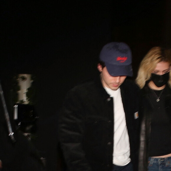 Brooklyn Beckham et sa fiancée Nicola Peltz à la sortie du restaurant "Craig's" à Los Angeles, le 17 novembre 2021. 