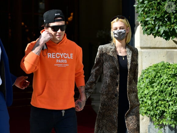 Brooklyn Beckham et sa fiancée Nicola Peltz à la sortie de l'hôtel Ritz lors de la Fashion Week printemps/été 2022 de Paris, France, le 3 octobre 2021. © Tiziano Da Silva-Pierre Perusseau/Bestimage 