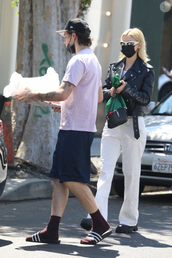 Brooklyn Beckham et sa fiancée Nicola Peltz font leurs courses à Los Angeles le 29 aout 2021. 