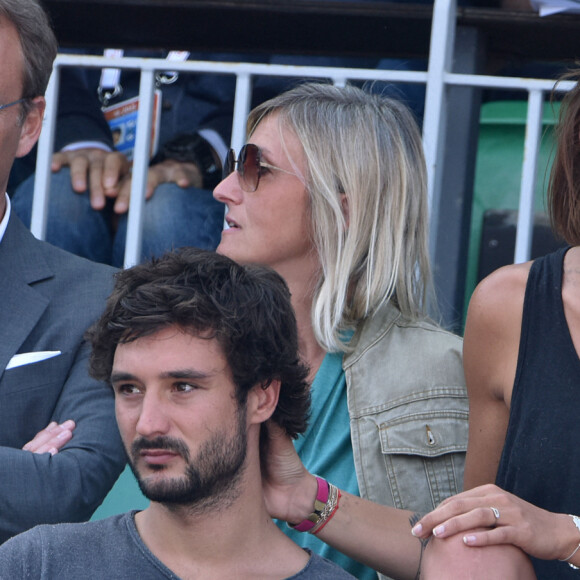 Laure Manaudou et son compagnon Jérémy Frérot (du groupe Fréro Delavega) dans les tribunes lors de la finale des Internationaux de tennis de Roland-Garros à Paris, le 7 juin 2015.