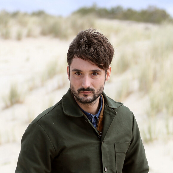 Exclusif - Le chanteur Jérémy Frérot, mari de L. Manaudou, accompagné d'une trentaine de bénévoles, a décidé cette année de lancer une opération de nettoyage de plages, "Initiatives oceanes" animée et dirigée par lui-même. Avec l'aide de Surfrider il a lancé cette collecte sur une de ses plages préférées depuis son enfance ici, entre Arcachon et les Landes le 3 Mai 2019. Il a fait une pause dans sa tournée pour organiser cette action et il etait seul, sans Laure, pour ce combat. Les Initiatives Océanes sont des nettoyages de plages, lacs, rivières et fonds marins partout dans le monde. Ces collectes de déchets sont organisées par des bénévoles grâce à l'accompagnement de Surfrider Foundation Europe. © Patrick Bernard/ Bestimage