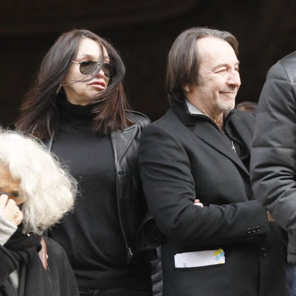 Béatrice Dalle et Jean-Hugues Anglade - Sorties obsèques de Jean-Jacques Beineix en l'église Saint Roch à Paris le 20 janvier 2022 