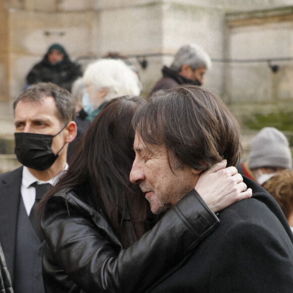 Béatrice Dalle, Jean-Hugues Anglade - Sorties obsèques de Jean-Jacques Beineix en l'église Saint Roch à Paris le 20 janvier 2022 