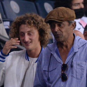 Yannick Noah et son fils Joalukas - People en tribunes du match de football en ligue 1 Uber Eats : Le PSG (Paris Saint-Germain) remporte la victoire contre Lyon au Parc des Princes à Paris.