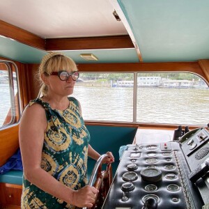 Christine Bravo à bord de son bateau.