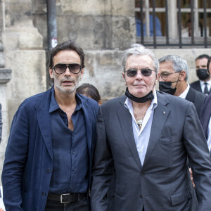 Anthony Delon et Alain Delon aux obsèques de Jean-Paul Belmondo en l'église Saint-Germain-des-Prés, à Paris le 10 septembre 2021. © Cyril Moreau / Bestimage