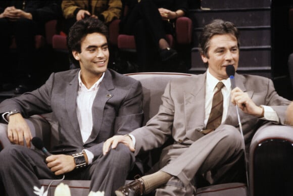 Alain Delon et Anthony Delon sur le plateau de Sacrée Soirée en décembre 1988.