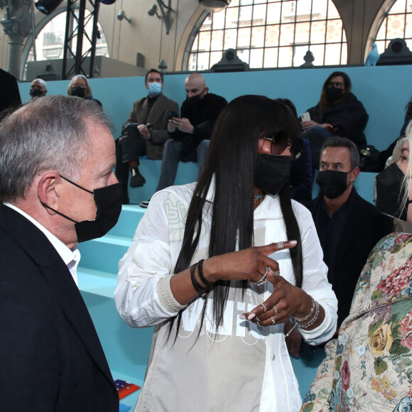 Le président de Louis Vuitton, Michael Burke, Naomi Campbell et Shannon Abloh au front row du défilé Homme Louis Vuitton automne-hiver 2022/2023 dans le cadre de la Fashion Week de Paris, France, le 20 janvier 2022. © Borde-Rindoff/Bestimage 