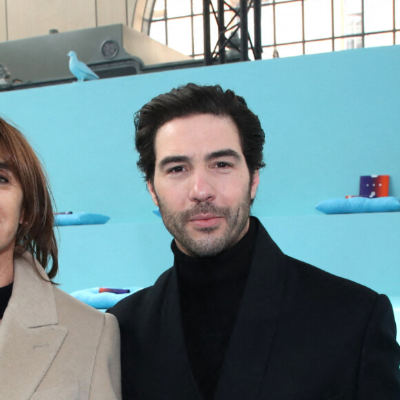 Carine Roitfeld et Tahar Rahim au front row du défilé Homme Louis Vuitton automne-hiver 2022/2023 dans le cadre de la Fashion Week de Paris, France, le 20 janvier 2022. © Borde-Rindoff/Bestimage 
