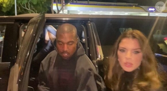 Kanye West et sa compagne Julia Fox s'embrassent à la sortie du club Delilah à West Hollywood le 13 janvier 2022 
