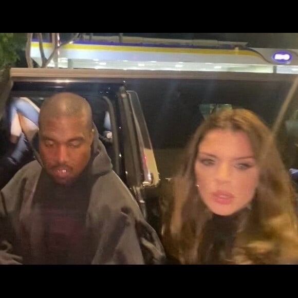 Kanye West et sa compagne Julia Fox s'embrassent à la sortie du club Delilah à West Hollywood le 13 janvier 2022 