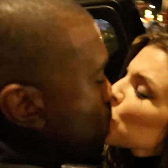 Kanye West (Ye) et sa compagne Julia Fox partagent un baiser à la sortie d'un dîner à deux au restaurant Delilah à West Hollywood le 13 janvier 2022. 