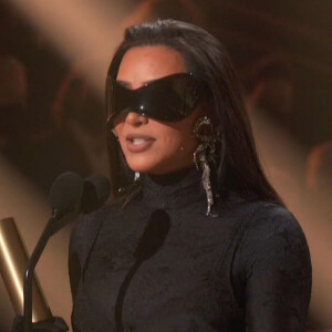 Kim Kardashian sur la scène des "2021 People's Choice Awards" à Los Angeles, le 7 décembre 2021. 