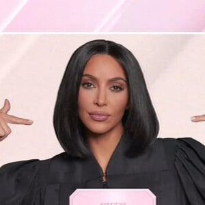 Kim Kardashian se moque de sa soeur Kourtney et de son petit ami Travis Barker dans le sketch "People's Kourt" du Saturday Night Live. Le 9 octobre 2021 