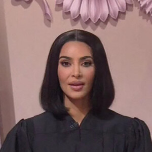 Kim Kardashian se moque de sa soeur Kourtney et de son petit ami Travis Barker dans le sketch "People's Kourt" du Saturday Night Live. Le 9 octobre 2021 