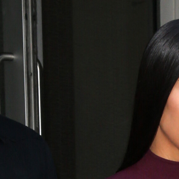 Kim Kardashian habillée de la tête aux pieds en bordeaux avec un haut très transparent à la sortie d'un immeuble à New York, le 15 février 2017 
