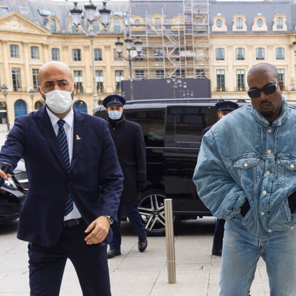 Kanye West (Ye) et sa compagne Julia Fox arrivent à l'hôtel Ritz à Paris, France, le 23 janvier 2022. © Da Silva-Perusseau/Bestimage 