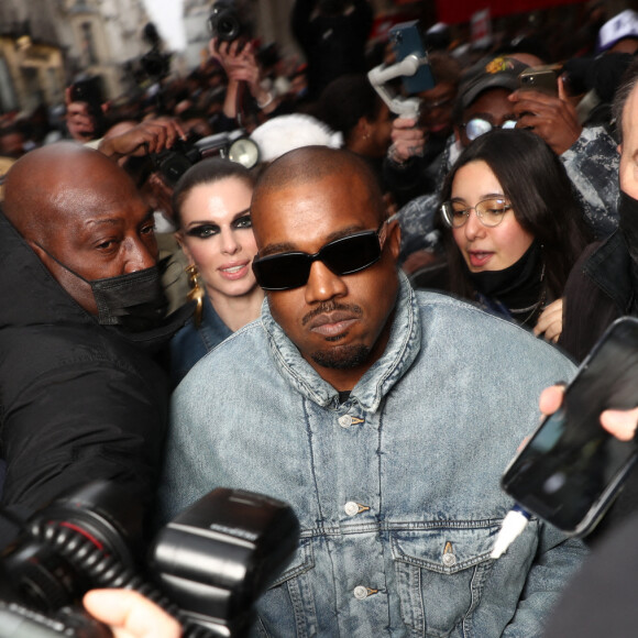 Kanye West (Ye) et sa compagne Julia Fox à la sortie du défilé Homme Kenzo automne-hiver 2022/2023 au Galerie Vivienne dans le cadre de la Fashion Week de Paris, France, le 23 janvier 2022. © Da Silva-Perusseau/Bestimage 