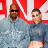Kanye West avec Julia Fox à Paris : boucles d'oreilles en forme de fesses et ventre à l'air pour l'actrice