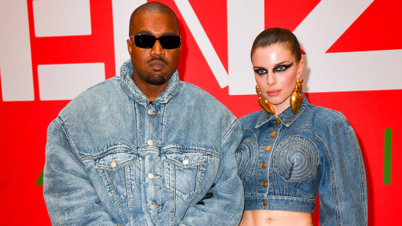 Kanye West avec Julia Fox à Paris : boucles d'oreilles en forme de fesses et ventre à l'air pour l'actrice