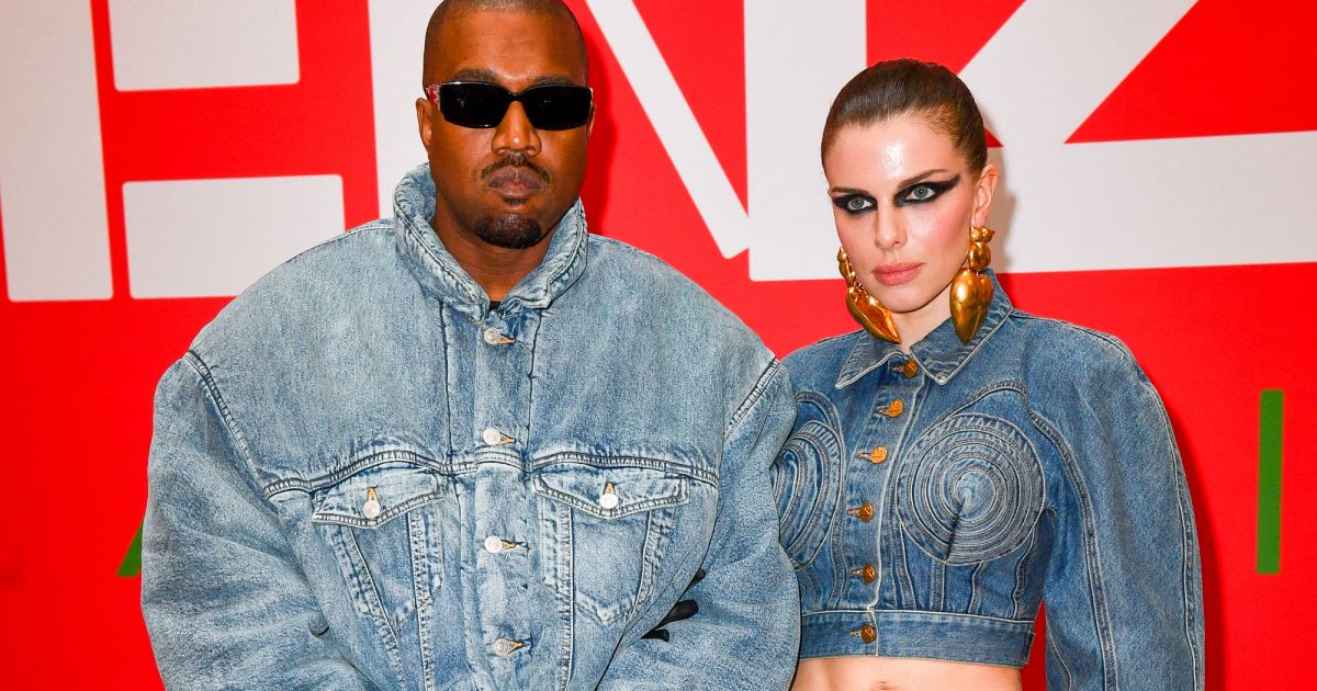Kanye West avec Julia Fox à Paris : boucles d’oreilles en forme de fesses et ventre à l’air pour l’actrice Kanye West avec Julia Fox à Paris : boucles d’oreilles en forme de fesses et ventre à l’air pour l’actrice