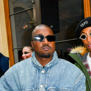 Kanye West (Ye), Pharrell Williams et J. Balvin au font row ddéfilé Homme Kenzo automne-hiver 2022/2023 au Galerie Vivienne dans le cadre de la Fashion Week de Paris, France, le 23 janvier 2022. © Veeren-Clovis/Bestimage  Kanye West (Ye), Pharrell Williams and J. Balvin at the Frontrow during the Kenzo Men's Fall/Winter 2022/2023 fashion show at Galerie Vivienne as part of Paris Fashion Week, in Paris, France, on January 23, 2022. 