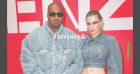 Kanye West avec Julia Fox à Paris : boucles d'oreilles en forme de fesses et ventre à l'air pour l'actrice