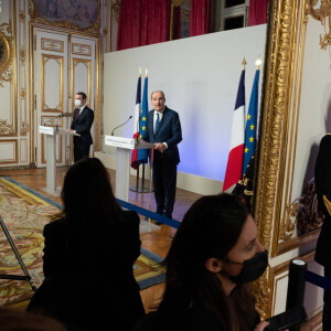 Le premier ministre Jean Castex et le ministre de la santé Olivier Véran dévoilant les nouvelles mesures de restriction contre la Covid-19 le 20 janvier 2022