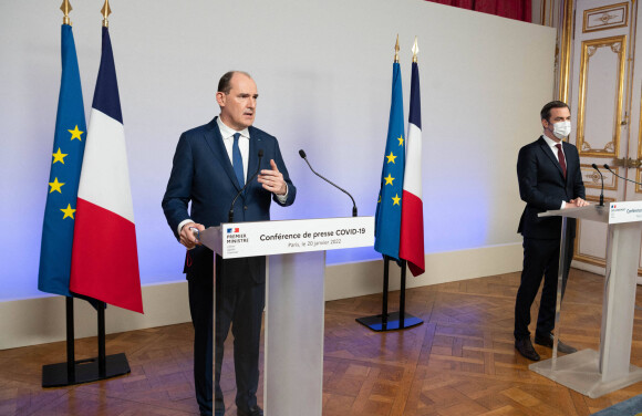Le premier ministre Jean Castex et le ministre de la santé Olivier Véran dévoilant les nouvelles mesures de restriction contre la Covid-19 le 20 janvier 2022