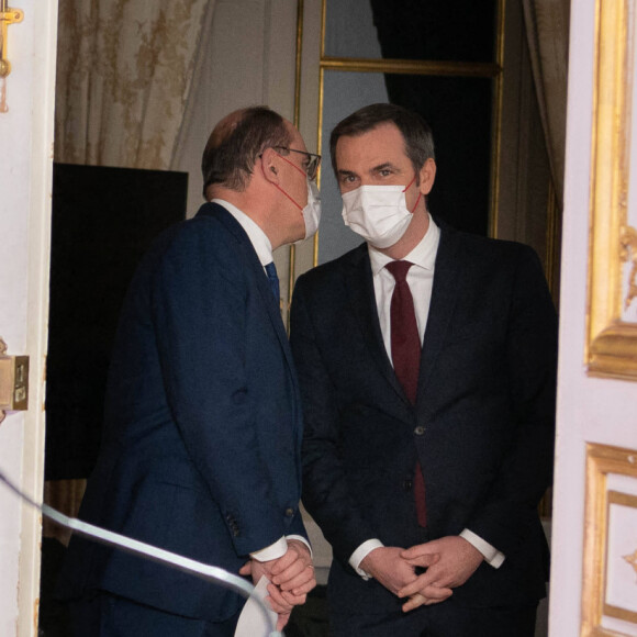 Le premier ministre Jean Castex et le ministre de la santé Olivier Véran dévoilant les nouvelles mesures de restriction contre la Covid-19 le 20 janvier 2022