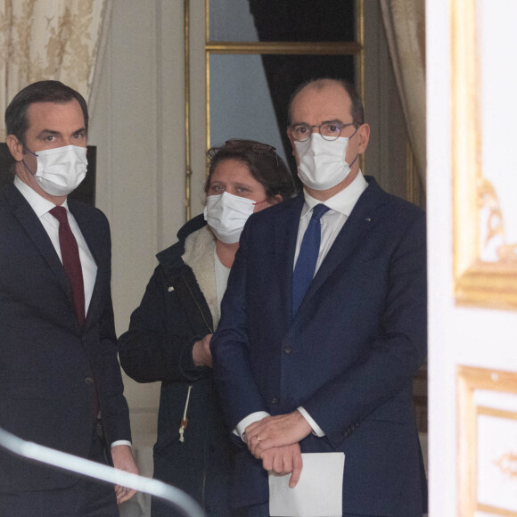 Le premier ministre Jean Castex et le ministre de la santé Olivier Véran dévoilant les nouvelles mesures de restriction contre la Covid-19 le 20 janvier 2022