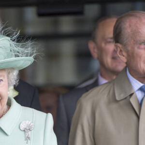 Elizabeth II et le prince Philip font un tour de bateau sur le canal de Brunley le 16 mai 2012.