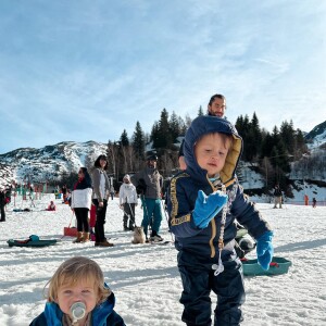 Jesta Hillmann et Benoît au ski avec leurs enfants