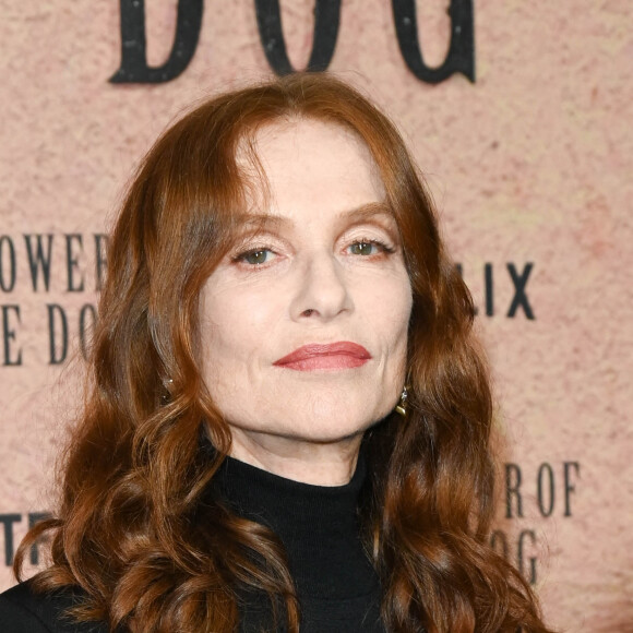 Isabelle Huppert - Avant première du film "The Power of the Dog" (Le Pouvoir du chien) au cinéma UGC Normandie à Paris, le 18 octobre 2021. © Coadic Guirec/Bestimage